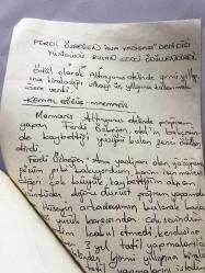 FERDİ ÖZBEĞEN'İN ORİJİNAL FOTOĞRAFI - 15 x 12,5 cm EBADINDA - FERDİ ÖZBEĞEN KAYBETTİĞİ ANA YADİGARI YÜZÜĞÜNÜ BULAN GENCE ALTINYUNUS'TA KİRALADIĞI VİLLAYI 3 YILLIĞINA KULLANMAK ÜZERE ÖDÜL OLARAK VERDİ, FERDİ ÖZBEĞEN ve O GENÇ AYNI KAREDE POZ VERİRKEN ÇEKİLMİŞ BİR FOTOĞRAF ve İLGİLİ HABER NOTUNUN YAZILI OLDUĞU KAĞIT