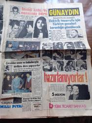Günaydın Foto Haber 1 Gazetesi - 13 Aralık 1973 - Osman Kibar Karaoğlan Bülent Ecevit Başbakanlığa Değil Ama Belediye Başkanlığı Makamına Oturdu Dedi - Coşkun Sapmaz'ın Mahkemeye Verdiği Dilekçe Eşim Ajda Pekkan'dan Neden Boşanmak İstiyorum- Tuborg Hacılar İçin Alkolsüz Bira Yaptı - Hacettepe Üniversitesinde Yapılan Bir Ankete Göre Türk Erkekleri En Çok Kadınların Göğüslerine Ve Bacaklarına Bakıyor - Jim Maykıl Kırmızı Lekeler Foto Roman - TRT Tv'de Gördüklerimiz - Fatih'in Fedaisi Kara Murat Yazan Rahmi Muratoğlu Çizen Abdullah Turhan - Elektrik Tasarrufu İçin Türkiye Geceleri Karanlığa Gömülecek - Kalbimdeki Cehennem Foto Roman - Büyük Ralli 5 Kıtada Otomobil Yarışı Çizgi Roman - Pola Bana Söz Ver Çizgi Roman - Uzay Yolu Hayalet Gezegen Çizgi Roman - Fenerbahçe Türkiye Kupasında İkinci Turda - Osman Arpacıoğlu Ve Cemil Turan Pozisyonları Hovardaca Harcadı - Singapurda Yaşayan 2 Türk Taci Tınmaz Ve Avram Toranto Milyoner Oldu - Nathalie Wood İle Robert Wagner'in Çocuk Sahibi Olmaları