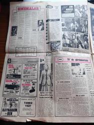 Günaydın Gazetesi - 18 Ocak 1974 - Annesi Bülent Ecevit'e Seslendi Pahalılık Canımıza Tak Dedi Oğlum - Erkekler Karlı Havada Denize Girer de Kadınlar Giremez Mi - Melek Görgün Soğuk Su Vücudu Diri Tutuyor Dedi Fotoğraf - Cevdet Sunay Bir Oda Ve Bir Sekreter İstedi - İstanbul Beyoğlu Kadıköy Sinema Programı - Jim Maykıl Cehennemden Dönen Kız Foto Roman - Çin Falı - TRT Tv'de Gördüklerimiz - İtalya'da Boşanmanın Tekrar Yasaklanması İçin Halk Oylaması Yapılacak - Hayatlarında İlk Defa Film Seyreden Mardinli Köylüler Şaşırıp Kaldı - Türk İş Genel Başkanı Seyfi Demirsoy Toprağa Veriliyor - Fatih'in Fedaisi Kara Murat Yazan Rahmi Muratoğlu Çizen Abdullah Turhan - İstanbullu Berber Serkis Mamikon Hollandalıların Gözbebeği Oldu - Kalbimdeki Cehennem Foto Roman - Pola Bana Söz Ver Çizgi Roman - Uzay Yolu Gezegenler Çarpışınca Çizgi Roman - Büyük Ralli 5 Kıtada Otomobil Yarışı Çizgi Roman - Çelik Kanatlar Çizgi Roman - Almanların Gol Makinesi Müller Gol Kralı Yine Ben Olacağım - Cemil Turan