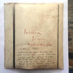 MUHTEREM NUR'UN ORİJİNAL BÜYÜK FOTOĞRAFI - 17 x 19 cm EBADINDA - NUHTEREM NUR 1966 YILINDA 10,000 LİRALIK BİR SENETİ ÖDEMEDİĞİ İDDİASI İLE UÇAKLA ANKARA'DAN İSTANBUL'A GELİRKEN POLİS NEZARETİNDE GÖTÜRÜLDÜ VE BİR GECE NEZARETTE YATTI. ERTESİ GÜN ADLİYEDE SAVCILIĞA İFADE VERDİ - MUHTEREM NUR İFADE VERİRKEN ÇEKİLMİŞ BİR FOTOĞRAF