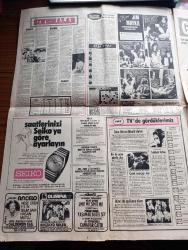 Günaydın Foto Haber 1 Gazetesi - 24 Şubat 1974 - Türk Şarkıcı Ayla Akıncı İsveç Cezaevinde Bir Yıl Hapis Yattı - 12 Yaşındayken Ruhuna Şeytan Giren Kız Çocuğu Regan'ın Hayatını Anlatan Film Olay Yarattı - Konyalı Lokantasının Tarifesi Dedenizin 40 Yıl Önce Yediği Fiyatla - 40 Yıl Önceki Fiyatla Yemek Verilince Konyalı Lokantası Dün Hücuma Uğradı Fotoğraf - İstanbul Beyoğlu Kadıköy Sinema Programı - Jim Maykıl Cehennemden Dönen Kız Foto Roman - Bulmaca - Çin Falı - Seiko Saat - TRT Tv'de Gördüklerimiz - İkinci Kez Gösterilen Uzay Yolu - Beşiktaş Ağır Ağır Gidiyor - Adana Demirspor'u 1 0 Yenen Siyah Beyazlıların Golünü Miliç Attı - Fenerbahçe Kongresi Bugün - Emin Cankurtaran Görev Zamanım Geldi Dedi - Babalık Filmi Başrolde Cüneyt Arkın Aytaç Arman - Fenerbahçe Antrenörü Didi'nin Kızı Rebeka Düğün Hazırlıklarına Başladı - Dükkanda 218 Liraya Dolan File Pazarda 154 Liraya Doluyor