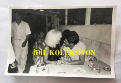 GÖNÜL YAZAR'IN ORİJİNAL FOTOĞRAFI - 18 x 12 cm EBADINDA - GÖNÜL YAZAR ve SELÇUK URAL AYNI MASADA SOHBET EDERLERKEN ÇEKİLMİŞ BİR KARE