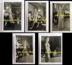 GÖNÜL YAZAR'IN ORİJİNAL 5'Lİ FOTOĞRAF SETİ - 18 x 12 cm EBADINDA - GÖNÜL YAZAR ŞIK ELBİSESİYLE SAHNEDE ŞARKI SÖYLERKEN ÇEKİLMİŞ 5 FARKLI KARE