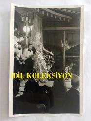 GÖNÜL YAZAR'IN ORİJİNAL 5'Lİ FOTOĞRAF SETİ - 18 x 12 cm EBADINDA - GÖNÜL YAZAR ŞIK ELBİSESİYLE SAHNEDE ŞARKI SÖYLERKEN ÇEKİLMİŞ 5 FARKLI KARE