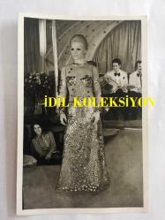 GÖNÜL YAZAR'IN ORİJİNAL 5'Lİ FOTOĞRAF SETİ - 18 x 12 cm EBADINDA - GÖNÜL YAZAR ŞIK ELBİSESİYLE SAHNEDE ŞARKI SÖYLERKEN ÇEKİLMİŞ 5 FARKLI KARE