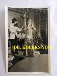 GÖNÜL YAZAR'IN ORİJİNAL 5'Lİ FOTOĞRAF SETİ - 18 x 12 cm EBADINDA - GÖNÜL YAZAR ŞIK ELBİSESİYLE SAHNEDE ŞARKI SÖYLERKEN ÇEKİLMİŞ 5 FARKLI KARE