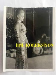 GÖNÜL YAZAR'IN ORİJİNAL 5'Lİ FOTOĞRAF SETİ - 18 x 12 cm EBADINDA - GÖNÜL YAZAR ŞIK ELBİSESİYLE SAHNEDE ŞARKI SÖYLERKEN ÇEKİLMİŞ 5 FARKLI KARE