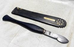 Osmanlı Hattat Seti. Osmanlı dönemi boynuzdan mamul, üzeri kemik kakma işçilikli hattat maktası ve sapı ahşaptan mamul hattat bıçağından oluşan set. Makta Uzunluk:14 cm Bıçak Uzunluk:17 cm