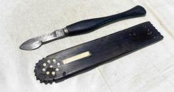 Osmanlı Hattat Seti. Osmanlı dönemi boynuzdan mamul, üzeri kemik kakma işçilikli hattat maktası ve sapı ahşaptan mamul hattat bıçağından oluşan set. Makta Uzunluk:14 cm Bıçak Uzunluk:17 cm