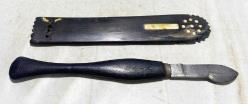 Osmanlı Hattat Seti. Osmanlı dönemi boynuzdan mamul, üzeri kemik kakma işçilikli hattat maktası ve sapı ahşaptan mamul hattat bıçağından oluşan set. Makta Uzunluk:14 cm Bıçak Uzunluk:17 cm