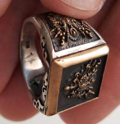 OSMANLI DÖNEMİ SARI AKSAMLAR ALTIN KAPLAMA MÜTHİŞ MOTİFLİ ORİJİNAL OSMANLI TUĞRALI MUHTEŞEM GÜMÜŞ YÜZÜK 2OOO1A1 ÇOK NADİR