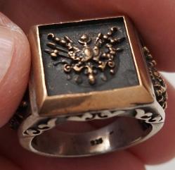 OSMANLI DÖNEMİ SARI AKSAMLAR ALTIN KAPLAMA MÜTHİŞ MOTİFLİ ORİJİNAL OSMANLI TUĞRALI MUHTEŞEM GÜMÜŞ YÜZÜK 2OOO1A1 ÇOK NADİR