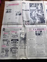 Günaydın Foto Haber 1 Gazetesi - 11 Şubat 1974 - Aktör Salih Güney Yanında Başka Erkeklere Bakan Oya Peri'ye Meydan Dayağı Attı - Annesi Nazar Değmesin Diye Gümrük Bakanı Mahmut Türkmenoğlu'na Mavi Bir Nazar Boncuğu Taktı Fotoğraf - Jim Maykıl Cehennemden Dönen Kız Foto Roman - Beyoğlu Kadıköy Sinema Programı - TRT Tv'de Gördüklerimiz - Polisler Robot Gibi Oldu - Ceni Sıraselviler Taksim - Hale Kıvanç - Fatih'in Fedaisi Kara Murat Yazan Rahmi Muratoğlu Çizen Abdullah Turhan - Kalbimdeki Cehennem Foto Roman - Tarihte Bugün Şeyh Said İsyanı - İş Bankası'nın Dolapdere Şubesine Giren Şahıslar Bir Hesap Makinesi Çaldı -  TRT Genel Müdürlüğü'ne Yazar İsmail Cem Getirildi - Antrenör Birch'in Yumruğu Galatasaray'ın Başına Dert Açtı - Galatasaraylı Futbolcular Mahkemeye Çıkarıldılar - Baskette Beşiktaş Galatasaray'ı 77 74 Mağlup Etti - Petrol Körfezinin İncileri Röportaj Erdoğan Arıpınar Fotoğraflar Gündüz Serdengeçti - Lux Tuvalet Sabunu