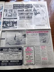 Günaydın Foto Haber 1 Gazetesi - 11 Şubat 1974 - Aktör Salih Güney Yanında Başka Erkeklere Bakan Oya Peri'ye Meydan Dayağı Attı - Annesi Nazar Değmesin Diye Gümrük Bakanı Mahmut Türkmenoğlu'na Mavi Bir Nazar Boncuğu Taktı Fotoğraf - Jim Maykıl Cehennemden Dönen Kız Foto Roman - Beyoğlu Kadıköy Sinema Programı - TRT Tv'de Gördüklerimiz - Polisler Robot Gibi Oldu - Ceni Sıraselviler Taksim - Hale Kıvanç - Fatih'in Fedaisi Kara Murat Yazan Rahmi Muratoğlu Çizen Abdullah Turhan - Kalbimdeki Cehennem Foto Roman - Tarihte Bugün Şeyh Said İsyanı - İş Bankası'nın Dolapdere Şubesine Giren Şahıslar Bir Hesap Makinesi Çaldı -  TRT Genel Müdürlüğü'ne Yazar İsmail Cem Getirildi - Antrenör Birch'in Yumruğu Galatasaray'ın Başına Dert Açtı - Galatasaraylı Futbolcular Mahkemeye Çıkarıldılar - Baskette Beşiktaş Galatasaray'ı 77 74 Mağlup Etti - Petrol Körfezinin İncileri Röportaj Erdoğan Arıpınar Fotoğraflar Gündüz Serdengeçti - Lux Tuvalet Sabunu