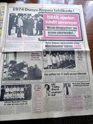 Günaydın Foto Haber 1 Gazetesi - 6 Şubat 1974 - Dışişleri Bakanı Turan Güneş Ney Taksimi Yaptı - Bakırköy Akıl Hastanesi'nden Kaçan Asiye'ye İki Gün İki Gece Bir Eve Kapatıp Tecavüz Ettiler - Tarihte Bugün Babıali'nin 9. Yarışı - Jim Maykıl Cehennemden Dönen Kız Foto Roman -   Beyoğlu Kadıköy Sinema Programı - Günün Olayında Konuşan Bülent Ecevit - Bugünkü TV Programı - Balıkçılar Şimdi De Trol Ağı İle Mersin Balığının Kökünü Kazıyor - Şarkıcı Fatoş Hacıbekir Grevcilerine Akide Şekeri Dağıtarak Moral Verdi - Pendik Palmiye Gazinosu - Lido Her Akşam İftiharla Sunar Bülent Oral Ve Saz Arkadaşları - Fatih'in Fedaisi Kara Murat Yazan Rahmi Muratoğlu Çizen Abdullah Turhan - İsmet İnönü İçin Okutulan Mevlide Ailenin Çok Yakınları Çağrıldı - 1974 Dünya Kupası Tehlikede - İsrail Ajanları Tehdit Savuruyor Münih Olimpiyatlarının Acısını Çıkaracağız - İşte Topun Ağzındaki Müslümanlar Takımı Zaire - Komançi Çizgi Roman - Petrol Körfezinin İncileri Röportaj Erdoğan Arıpınar - Metin Türel