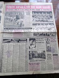 Günaydın Foto Haber 1 Gazetesi - 5 Şubat 1974 - Beyoğlu Soygunu - Bursalı Hüseyin Selçuk'un Sokak Ortasında Hem 3 Bin Lirasını Aldılar Hem De Dayak Attılar - Atatürk Lisesi'nin Sıfırcı Öğretmeni Didar Pınar Dansözle Karşılıklı Göbek Attı - Kumarda Simitlerini Kaydeden Mehmet Esirgen Soluğu Karakolda Aldı - Atatürk Erkek Lisesi Mezunları Cemiyetinin Gecesinde Öğretmenler Masalarında Dansöz Oynatırlarken Fotoğraf - Tarihte Bugün Başa Konan Devlet Kuşu - Jim Maykıl Cehennemden Dönen Kız Foto Roman - Orhan Boran'ı Görelim - Tv'de Bugün - Çin Falı - Turistik Ve Yolculuk Rehberi - Türkiye Kupası 3. Tur Kuraları Çekildi - Trabzonspor Fenerbahçe - Galatasaray Şekerspor - Beşiktaş Gaziantepspor - Eskişehir Bursaspor - Kuralar İçin Üç Büyüklerin Yöneticileri Konuştu - Galatasaray Kulüp Sözcüsü Doğan Akagündüz Metin Kurt İçin Yönetim Kurulunun Kararı Değişmemiştir Dedi - Hollandalı Boksör Oliver Cemal Kamacı İle Maç Yapmak İstiyor