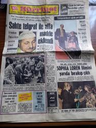 Hürriyet Gazetesi - 28 Nisan 1974 - Sahte Telgraf İle Affa Madde Eklendi - Necmettin Erbakan Faysal'dan Yardım İstedi - Türkiye Ünlülerin Uğrak Yeri Oldu - James Bond Tabanca İle Değil 3 Gülle Geldi - Ünlü Yıldız Sophia Loren Antalya Yerine İstanbul'a Geliyor - Sophia Loren Zeki Müren'i  Çok Sevdi Fotoğraf -  Gazeteciler Cemiyeti Basın Özgürlüğü Bir Bütündür - Koç Ve Eczacıbaşı Başbakan Bülent Ecevit İle Görüştüler - Cüneyt Arkın Başrolde Kin Filmi - Hayko - Sadri Alışık - Fikret Hakan - Türkiye İş Bankası Kültür Yayınları Sunar Aşık Veysel - Muazzez Abacı Bebek Maksimde - Ayten Alpman - Göksel Arsoy - Ateş Böcekleri - Gönül Yazar Çakıl Gazinosunda - Emel Sayın Bebek Belediyesinde - Istırap Başrolde Aytaç Arman Ve Necla Nazır - Antrenör Didi Fenerbahçe Şampiyon Olursa Alacağı 150 Bin Liralık Primi Futbolculara Dağıtacak - Galatasaray S.O.S. veriyor - Fenerbahçe Beşiktaş Dana'nın Kuyruğu Kopacak Mı - Tatlı Oturum Eşfak Aykaç Bahar Erdeniz Ve Nilüfer Koçyiğit