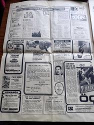 Hürriyet Gazetesi - 28 Nisan 1974 - Sahte Telgraf İle Affa Madde Eklendi - Necmettin Erbakan Faysal'dan Yardım İstedi - Türkiye Ünlülerin Uğrak Yeri Oldu - James Bond Tabanca İle Değil 3 Gülle Geldi - Ünlü Yıldız Sophia Loren Antalya Yerine İstanbul'a Geliyor - Sophia Loren Zeki Müren'i  Çok Sevdi Fotoğraf -  Gazeteciler Cemiyeti Basın Özgürlüğü Bir Bütündür - Koç Ve Eczacıbaşı Başbakan Bülent Ecevit İle Görüştüler - Cüneyt Arkın Başrolde Kin Filmi - Hayko - Sadri Alışık - Fikret Hakan - Türkiye İş Bankası Kültür Yayınları Sunar Aşık Veysel - Muazzez Abacı Bebek Maksimde - Ayten Alpman - Göksel Arsoy - Ateş Böcekleri - Gönül Yazar Çakıl Gazinosunda - Emel Sayın Bebek Belediyesinde - Istırap Başrolde Aytaç Arman Ve Necla Nazır - Antrenör Didi Fenerbahçe Şampiyon Olursa Alacağı 150 Bin Liralık Primi Futbolculara Dağıtacak - Galatasaray S.O.S. veriyor - Fenerbahçe Beşiktaş Dana'nın Kuyruğu Kopacak Mı - Tatlı Oturum Eşfak Aykaç Bahar Erdeniz Ve Nilüfer Koçyiğit
