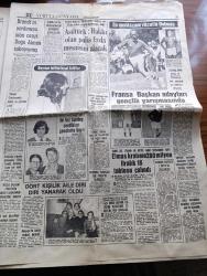 Hürriyet Gazetesi - 28 Nisan 1974 - Sahte Telgraf İle Affa Madde Eklendi - Necmettin Erbakan Faysal'dan Yardım İstedi - Türkiye Ünlülerin Uğrak Yeri Oldu - James Bond Tabanca İle Değil 3 Gülle Geldi - Ünlü Yıldız Sophia Loren Antalya Yerine İstanbul'a Geliyor - Sophia Loren Zeki Müren'i  Çok Sevdi Fotoğraf -  Gazeteciler Cemiyeti Basın Özgürlüğü Bir Bütündür - Koç Ve Eczacıbaşı Başbakan Bülent Ecevit İle Görüştüler - Cüneyt Arkın Başrolde Kin Filmi - Hayko - Sadri Alışık - Fikret Hakan - Türkiye İş Bankası Kültür Yayınları Sunar Aşık Veysel - Muazzez Abacı Bebek Maksimde - Ayten Alpman - Göksel Arsoy - Ateş Böcekleri - Gönül Yazar Çakıl Gazinosunda - Emel Sayın Bebek Belediyesinde - Istırap Başrolde Aytaç Arman Ve Necla Nazır - Antrenör Didi Fenerbahçe Şampiyon Olursa Alacağı 150 Bin Liralık Primi Futbolculara Dağıtacak - Galatasaray S.O.S. veriyor - Fenerbahçe Beşiktaş Dana'nın Kuyruğu Kopacak Mı - Tatlı Oturum Eşfak Aykaç Bahar Erdeniz Ve Nilüfer Koçyiğit