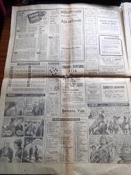 Hürriyet Gazetesi - 14 Ocak 1971 - Cevdet Sunay'a Telgraf Çekildi Çürük Toprağa Oturtulan Boğaz Köprüsü Ayak Temelleri Çatladı - Karadeniz'in Dibini 3 Bin Metre Delen Amerikalılar Petrol Yerine Hava Aldı - Safiye Ayla Yeni Yıla Ayrı Girdiği Timur Aksoy'una Kavuştu Fotoğraf - Deniz Gezmiş Ve Yusuf Aslan İçin Vur Emri Verildi Fotoğraf - Tarkan Yazan Ve Çizen Sezgin Burak - Burç Falı - Çebiş Köylü Ramazan Alp Hademe Olarak Girdiği Üniversiteyi Bitiriyor - Kunduz'lu Kadir Top 17 Santimlik Meşe Ağacını 23 Dakikada Kemirerek İkiye Böldü - Sen Dönmeden Yazan Georgette Heyer Yazı Dizisi - Yaman Koray'ın Romanı Badanalı Yüzler Yazı Dizisi - Taşlık Gece Kulübü - Şato Gazinosu - Hülya Koçyiğit Kıbrıs'ta Da Türkan Şoray'ı Tahtından İndirdi Fotoğraf - İzzet Günay Fotoğraf - Kartal Tibet Fotoğraf - Ediz Hun Fotoğraf - Berkant Hollanda'yı Fethetti - Fenerbahçe Bir Gecede Dirildi - Ligde Gol Kısırlığı 21 Penaltıdan 10'u Gol Oldu - Türkiye Kupasında Eskişehir Ve Bolu Kupada Tur Atladı - Georges Best