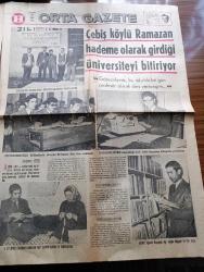 Hürriyet Gazetesi - 14 Ocak 1971 - Cevdet Sunay'a Telgraf Çekildi Çürük Toprağa Oturtulan Boğaz Köprüsü Ayak Temelleri Çatladı - Karadeniz'in Dibini 3 Bin Metre Delen Amerikalılar Petrol Yerine Hava Aldı - Safiye Ayla Yeni Yıla Ayrı Girdiği Timur Aksoy'una Kavuştu Fotoğraf - Deniz Gezmiş Ve Yusuf Aslan İçin Vur Emri Verildi Fotoğraf - Tarkan Yazan Ve Çizen Sezgin Burak - Burç Falı - Çebiş Köylü Ramazan Alp Hademe Olarak Girdiği Üniversiteyi Bitiriyor - Kunduz'lu Kadir Top 17 Santimlik Meşe Ağacını 23 Dakikada Kemirerek İkiye Böldü - Sen Dönmeden Yazan Georgette Heyer Yazı Dizisi - Yaman Koray'ın Romanı Badanalı Yüzler Yazı Dizisi - Taşlık Gece Kulübü - Şato Gazinosu - Hülya Koçyiğit Kıbrıs'ta Da Türkan Şoray'ı Tahtından İndirdi Fotoğraf - İzzet Günay Fotoğraf - Kartal Tibet Fotoğraf - Ediz Hun Fotoğraf - Berkant Hollanda'yı Fethetti - Fenerbahçe Bir Gecede Dirildi - Ligde Gol Kısırlığı 21 Penaltıdan 10'u Gol Oldu - Türkiye Kupasında Eskişehir Ve Bolu Kupada Tur Atladı - Georges Best