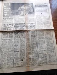 Hürriyet Gazetesi - 14 Ocak 1971 - Cevdet Sunay'a Telgraf Çekildi Çürük Toprağa Oturtulan Boğaz Köprüsü Ayak Temelleri Çatladı - Karadeniz'in Dibini 3 Bin Metre Delen Amerikalılar Petrol Yerine Hava Aldı - Safiye Ayla Yeni Yıla Ayrı Girdiği Timur Aksoy'una Kavuştu Fotoğraf - Deniz Gezmiş Ve Yusuf Aslan İçin Vur Emri Verildi Fotoğraf - Tarkan Yazan Ve Çizen Sezgin Burak - Burç Falı - Çebiş Köylü Ramazan Alp Hademe Olarak Girdiği Üniversiteyi Bitiriyor - Kunduz'lu Kadir Top 17 Santimlik Meşe Ağacını 23 Dakikada Kemirerek İkiye Böldü - Sen Dönmeden Yazan Georgette Heyer Yazı Dizisi - Yaman Koray'ın Romanı Badanalı Yüzler Yazı Dizisi - Taşlık Gece Kulübü - Şato Gazinosu - Hülya Koçyiğit Kıbrıs'ta Da Türkan Şoray'ı Tahtından İndirdi Fotoğraf - İzzet Günay Fotoğraf - Kartal Tibet Fotoğraf - Ediz Hun Fotoğraf - Berkant Hollanda'yı Fethetti - Fenerbahçe Bir Gecede Dirildi - Ligde Gol Kısırlığı 21 Penaltıdan 10'u Gol Oldu - Türkiye Kupasında Eskişehir Ve Bolu Kupada Tur Atladı - Georges Best