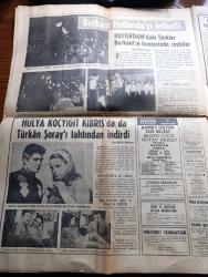 Hürriyet Gazetesi - 14 Ocak 1971 - Cevdet Sunay'a Telgraf Çekildi Çürük Toprağa Oturtulan Boğaz Köprüsü Ayak Temelleri Çatladı - Karadeniz'in Dibini 3 Bin Metre Delen Amerikalılar Petrol Yerine Hava Aldı - Safiye Ayla Yeni Yıla Ayrı Girdiği Timur Aksoy'una Kavuştu Fotoğraf - Deniz Gezmiş Ve Yusuf Aslan İçin Vur Emri Verildi Fotoğraf - Tarkan Yazan Ve Çizen Sezgin Burak - Burç Falı - Çebiş Köylü Ramazan Alp Hademe Olarak Girdiği Üniversiteyi Bitiriyor - Kunduz'lu Kadir Top 17 Santimlik Meşe Ağacını 23 Dakikada Kemirerek İkiye Böldü - Sen Dönmeden Yazan Georgette Heyer Yazı Dizisi - Yaman Koray'ın Romanı Badanalı Yüzler Yazı Dizisi - Taşlık Gece Kulübü - Şato Gazinosu - Hülya Koçyiğit Kıbrıs'ta Da Türkan Şoray'ı Tahtından İndirdi Fotoğraf - İzzet Günay Fotoğraf - Kartal Tibet Fotoğraf - Ediz Hun Fotoğraf - Berkant Hollanda'yı Fethetti - Fenerbahçe Bir Gecede Dirildi - Ligde Gol Kısırlığı 21 Penaltıdan 10'u Gol Oldu - Türkiye Kupasında Eskişehir Ve Bolu Kupada Tur Atladı - Georges Best