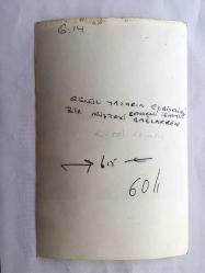 GÖNÜL YAZAR'IN ORİJİNAL FOTOĞRAFI- 18 x 12 cm EBADINDA - GÖNÜL YAZAR BİR MEKANDA ŞARKI SÖYLERKEN KADIN BİR MÜŞTERİ ELBİSESİNİ ÇENGELLİ İĞNE İLE TUTTURURKEN ÇEKİLMİŞ 1 KARE