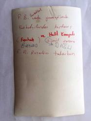 GÖNÜL YAZAR'IN ORİJİNAL FOTOĞRAFI- 18 x 12 cm EBADINDA - GÖNÜL YAZAR, FENERBAHÇE BASKETBOL TAKIMININ VEDA GECESİNDE FERHAN BARAS ve HALİL KONYALI KENDİSİNE FENERBAHÇE ROZETİ TAKARKEN GÜLÜMSÜYOR, SAHNEDEN BİR KARE