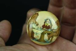 BÖYLESİ HİÇBİR YERDE YOK TAM ANTİKA 2 ADET RESİMLİ MASA ÇEKMECE KULPU DETAYLAR RESIMLERDE (DELİKLİ RAF LOVE KUTU