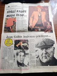 Hürriyet Çarşamba Gazetesi - 27 Mart 1974 - Seç Seç Al - Mahmutpaşa'da Tezgahta Satılan Ayakkabılar Kapış Kapış Alınıyor - 400 Liralık Ayakkabılar 125 Liraya - Sümerbank Bile Pahalı - Konak Artığı Eşyalar Rağbette Bit Pazarına Akın Var - Kuledibindeki Bitpazarı Sabahtan Akşama Kadar Müşterilerle Dolup Taşıyor Fotoğraf - Serbest Kürsü Yöneten Tahsin Öztin - Yıldırım Servis - Hayat Arkadaşı Köşesi - Bizimkiler Çizgi Roman - Fatoş Çizgi Roman - Güngörmüşler Çizgi Roman - Dedektif Nik'in Maceraları Çizgi Roman - Türk Kelebeği Anlatan Mehmet Ali Kayan Yazan Hasan İzzettin Dinamo Yazı Dizisi - Floris Yazan Jacqueline Monsigny Yazı Dizisi - Tarkan Kurt Kanı Yazan Ve Çizen Sezgin Burak - Aşk Foto Roman Başrolde Semra Özdamar Ve Cemil Yağmur Ve Süleyman Turan Kenan Pars ve Muazzez Kurdoğlu - Dünü Yaşayamazsın Yazan Çizen Faruk Geç - Aktör Jean Gabin İnzivaya Çekiliyor Fotoğraf - Sefiller'in Dev Oyuncusu - Kadınların En Gözde Kumaşı Fitilli Kadife Moda Oldu - Baharın Ceketleri Fotoğraf -