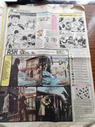 Hürriyet Çarşamba Gazetesi - 27 Mart 1974 - S.S.K Sorular Cevaplar - Mahmutpaşa'da Tezgahta Satılan Ayakkabılar Kapış Kapış Alınıyor - 400 Liralık Ayakkabılar 125 Liraya - Sümerbank Bile Pahalı - Konak Artığı Eşyalar Rağbette Bit Pazarına Akın Var - Kuledibindeki Bitpazarı Sabahtan Akşama Kadar Müşterilerle Dolup Taşıyor Fotoğraf - Serbest Kürsü Yöneten Tahsin Öztin - Hayat Arkadaşı Köşesi - Bizimkiler Çizgi Roman - Fatoş Çizgi Roman - Güngörmüşler Çizgi Roman - Dedektif Nik'in Maceraları Çizgi Roman - Türk Kelebeği Anlatan Mehmet Ali Kayan Yazan Hasan İzzettin Dinamo Yazı Dizisi - Floris Yazan Jacqueline Monsigny Yazı Dizisi - Tarkan Kurt Kanı Yazan Ve Çizen Sezgin Burak - Aşk Foto Roman Başrolde Semra Özdamar Ve Cemil Yağmur Ve Süleyman Turan Kenan Pars ve Muazzez Kurdoğlu - Dünü Yaşayamazsın Yazan Çizen Faruk Geç - Aktör Jean Gabin Sophia Loren İle Çevirdiği Filmden Sonra İnzivaya Çekiliyor Fotoğraf - Sefiller'in Dev Oyuncusu - Kadınların En Gözde Kumaşı Fitilli Kadife Moda Oldu