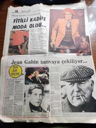 Hürriyet Çarşamba Gazetesi - 27 Mart 1974 - S.S.K Sorular Cevaplar - Mahmutpaşa'da Tezgahta Satılan Ayakkabılar Kapış Kapış Alınıyor - 400 Liralık Ayakkabılar 125 Liraya - Sümerbank Bile Pahalı - Konak Artığı Eşyalar Rağbette Bit Pazarına Akın Var - Kuledibindeki Bitpazarı Sabahtan Akşama Kadar Müşterilerle Dolup Taşıyor Fotoğraf - Serbest Kürsü Yöneten Tahsin Öztin - Hayat Arkadaşı Köşesi - Bizimkiler Çizgi Roman - Fatoş Çizgi Roman - Güngörmüşler Çizgi Roman - Dedektif Nik'in Maceraları Çizgi Roman - Türk Kelebeği Anlatan Mehmet Ali Kayan Yazan Hasan İzzettin Dinamo Yazı Dizisi - Floris Yazan Jacqueline Monsigny Yazı Dizisi - Tarkan Kurt Kanı Yazan Ve Çizen Sezgin Burak - Aşk Foto Roman Başrolde Semra Özdamar Ve Cemil Yağmur Ve Süleyman Turan Kenan Pars ve Muazzez Kurdoğlu - Dünü Yaşayamazsın Yazan Çizen Faruk Geç - Aktör Jean Gabin Sophia Loren İle Çevirdiği Filmden Sonra İnzivaya Çekiliyor Fotoğraf - Sefiller'in Dev Oyuncusu - Kadınların En Gözde Kumaşı Fitilli Kadife Moda Oldu