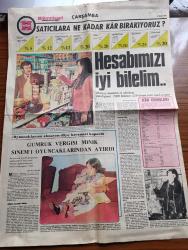 Hürriyet Çarşamba Gazetesi - 3 Nisan 1974 - Satıcılara Ne Kadar Kâr Bırakıyoruz - Ekmek Et Kuru Fasulye Radyo Çatal Zeytinyağı İçme Suyu Ve Ayakkabı Kâr Oranı - Kar Oranları Listesi - Gümrük Vergisi Minik Sinem Göktürk'ü Oyuncaklarından Ayırdı - Serbest Kürsü Yöneten Tahsin Öztin - Bizimkiler Çizgi Roman - Fatoş Çizgi Roman - Güngörmüşler Çizgi Roman - Dedektif Nik'in Maceraları Çizgi - Türk Kelebeği Anlatan Mehmet Ali Kayan Yazan Hasan İzzettin Dinamo Yazı Dizisi - Hayat Arkadaşı Köşesi - Floris Yazan Jacqueline Monsigny Yazı Dizisi - Tarkan Kurt Kanı Yazan Ve Çizen Sezgin Burak - Aşk Foto Roman Başrolde Semra Özdamar Ve Cemil Yağmur Ve Süleyman Turan Kenan Pars ve Muazzez Kurdoğlu - Dünü Yaşayamazsın Yazan Ve Çizen Faruk Geç - Anlatır Mısınız Milli İstihbarat Teşkilatı Nedir - Cahide Sonku Nerede - Kaset Mi Plak Mı - Köy Klinik - İçimizdeki Tehlike Uygarlık Kanseri Besliyor Mu - Grev Aslında Bir Meydanın Adıdır - Çapkın Çapkınlıktan Vazgeçebilir Mi - S.S.K. Sorular Cevaplar