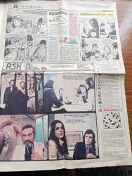 Hürriyet Çarşamba Gazetesi - 3 Nisan 1974 - Satıcılara Ne Kadar Kâr Bırakıyoruz - Ekmek Et Kuru Fasulye Radyo Çatal Zeytinyağı İçme Suyu Ve Ayakkabı Kâr Oranı - Kar Oranları Listesi - Gümrük Vergisi Minik Sinem Göktürk'ü Oyuncaklarından Ayırdı - Serbest Kürsü Yöneten Tahsin Öztin - Bizimkiler Çizgi Roman - Fatoş Çizgi Roman - Güngörmüşler Çizgi Roman - Dedektif Nik'in Maceraları Çizgi - Türk Kelebeği Anlatan Mehmet Ali Kayan Yazan Hasan İzzettin Dinamo Yazı Dizisi - Hayat Arkadaşı Köşesi - Floris Yazan Jacqueline Monsigny Yazı Dizisi - Tarkan Kurt Kanı Yazan Ve Çizen Sezgin Burak - Aşk Foto Roman Başrolde Semra Özdamar Ve Cemil Yağmur Ve Süleyman Turan Kenan Pars ve Muazzez Kurdoğlu - Dünü Yaşayamazsın Yazan Ve Çizen Faruk Geç - Anlatır Mısınız Milli İstihbarat Teşkilatı Nedir - Cahide Sonku Nerede - Kaset Mi Plak Mı - Köy Klinik - İçimizdeki Tehlike Uygarlık Kanseri Besliyor Mu - Grev Aslında Bir Meydanın Adıdır - Çapkın Çapkınlıktan Vazgeçebilir Mi - S.S.K. Sorular Cevaplar
