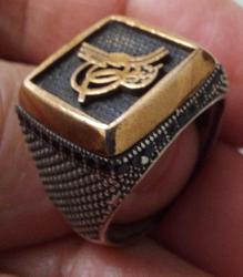 OSMANLI SON DÖNEMİ SARI AKSAMLAR ALTIN KAPLAMA SİYAH MİNELİ OSMANLI TUĞRALI ORİJİNAL MUHTEŞEM SANATSAL GÜMÜŞ YÜZÜK 1AA2UU1 ÇOK NADİR