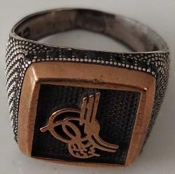 OSMANLI SON DÖNEMİ SARI AKSAMLAR ALTIN KAPLAMA SİYAH MİNELİ OSMANLI TUĞRALI ORİJİNAL MUHTEŞEM SANATSAL GÜMÜŞ YÜZÜK 1AA2UU1 ÇOK NADİR