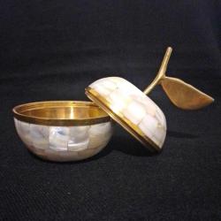 Pirinç Üzeri Sedef Kakmalı Elma Formunda Mücevher Kutusu 11 cm