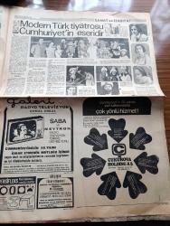 Hürriyet Cumhuriyet'in 50. Yılı Gazetesi - 29 Ekim 1973 - Türk İlim Adamları Türkiye'de Yetişiyor - Türk Basınının Şerefli Bir Tarihi Var - Cumhuriyet Edebiyata Yenilik Getirdi - Reşat Nuri Güntekin - Yaşar Kemal - Aşık Veysel - Orhan Veli Kanık - 50. Yılda Karamürsel - Resim Ve Heykelde İleri Adım Attık - Feyhaman Duran - Modern Türk Tiyatrosu Cumhuriyet'in Eseridir - Muhsin Ertuğrul - Operet Devrini Başlatan Oyun Üç Saat - Şirketlerin Kutlama Mesajları - Çukurova Holding - Efes Pilsen  Cumhuriyet'in 50. Yılını Kutlama İlanı - 50 Yıllık Sinemamızın Foto Hikayesi - Cumhuriyet'in 10. Yıl Filmi - Ayhan Işık - Zeki Müren - 50. Yılda Johnnie Walker - Türk Futbolunda 50 Yılda 50 Galibiyet - Sporda 50 Yıl - Cemal Kamacı Türk Boksunu Dünyaya Tanıttı - Türkiye'de Basketbolun Turgut Atakol Yaydı - 1938 Mussolini Kupasını Kazanan Cevat Gürkan - Akbank Cumhuriyet'in 50. Yılını Kutlar Tam Sayfa İlan - Atatürk'ün Süvarileri