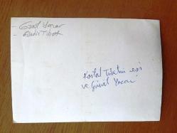 GÖNÜL YAZAR'IN ORİJİNAL FOTOĞRAFI - 18 x 12 cm EBADINDA - GÖNÜL YAZAR BİR MEKANDA ARKA MASADAKİ KONUKLA GÜLÜMSEYEREK SOHBET EDERKEN ÇEKİLMİŞ BİR KARE