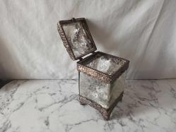 İLGİNÇ FORUMDA BÜYÜK BOY MÜCEVHER KUTUSU ÇOK KALIN CAM VE METALDEN OLUŞUYOR 24 CM X 13 CM X 13 CM ÖLÇÜLERİNDE
