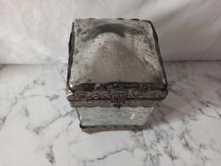 İLGİNÇ FORUMDA BÜYÜK BOY MÜCEVHER KUTUSU ÇOK KALIN CAM VE METALDEN OLUŞUYOR 24 CM X 13 CM X 13 CM ÖLÇÜLERİNDE