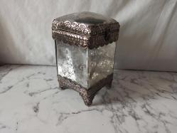 İLGİNÇ FORUMDA BÜYÜK BOY MÜCEVHER KUTUSU ÇOK KALIN CAM VE METALDEN OLUŞUYOR 24 CM X 13 CM X 13 CM ÖLÇÜLERİNDE
