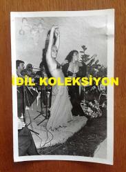 GÖNÜL YAZAR'IN ORİJİNAL 2'Lİ FOTOĞRAF SETİ - 16 x 11cm EBADINDA - GÖNÜL YAZAR SAHNEDE DANSÖZ KOSTÜMÜYLE DANS EDERKEN ÇEKİLMİŞ 2 FARKLI FOTOĞRAF