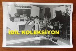 GÖNÜL YAZAR'IN ORİJİNAL 2'Lİ FOTOĞRAF SETİ - 16 x 11cm EBADINDA - GÖNÜL YAZAR SAHNEDE DANSÖZ KOSTÜMÜYLE DANS EDERKEN ÇEKİLMİŞ 2 FARKLI FOTOĞRAF