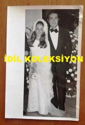 GÖNÜL YAZAR'IN ESKİ EŞİ ÖZDEN ÇELİK'İN EVLENDİĞİ GÜN DÜĞÜNÜNDE ÇEKİLMİŞ 2 FARKLI ORİJİNAL FOTOĞRAF SETİ - 18 x 12 cm EBADINDA - DAMAT ÖZDEN ÇELİK ve GELİNLİK İÇİNDEKİ YENİ EŞİ - 2'Lİ FOTOĞRAF SETİ