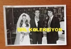 GÖNÜL YAZAR'IN ESKİ EŞİ ÖZDEN ÇELİK'İN EVLENDİĞİ GÜN DÜĞÜNÜNDE ÇEKİLMİŞ 2 FARKLI ORİJİNAL FOTOĞRAF SETİ - 18 x 12 cm EBADINDA - DAMAT ÖZDEN ÇELİK ve GELİNLİK İÇİNDEKİ YENİ EŞİ - 2'Lİ FOTOĞRAF SETİ
