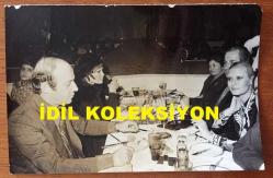 GÖNÜL YAZAR'IN ORİJİNAL FOTOĞRAFI - 18 x 12 cm EBADINDA - GÖNÜL YAZAR ve MEHMET ÜSTÜNKAYA BİR AKŞAM YEMEĞİNDE AYNI MASADALARKEN ÇEKİLMİŞ BİR KARE, SAHNENİN EN ÖNÜNDEKİ MASADA