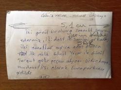 GÖNÜL YAZAR'IN ORİJİNAL FOTOĞRAFI - 18 x 12 cm EBADINDA - GÖNÜL YAZAR ve MEHMET ÜSTÜNKAYA BİR AKŞAM YEMEĞİNDE AYNI MASADALARKEN ÇEKİLMİŞ BİR KARE, SAHNENİN EN ÖNÜNDEKİ MASADA