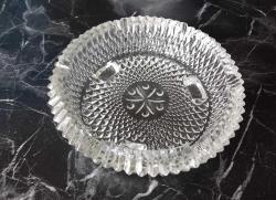 ESKİLERDEN AYAKLI CAM KÜLLÜK. AĞIZ KISMINDA ÇOK KÜÇÜK BİR ATIK VAR. SIRITMIYOR.  ONUN DIŞINDA KONDİSYON YÜKSEK KOLEKSİYONLUK NADİR